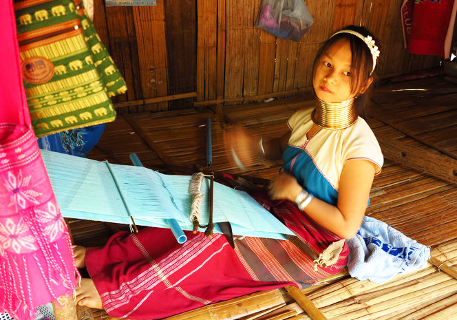揭秘缅甸长颈族：5岁戴项圈，一生取下3次，被泰国利用供人观赏