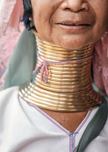 揭秘长颈族女人戴铜颈环原因：残酷的美仅为自卫？