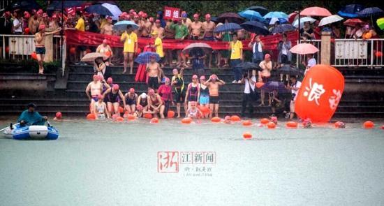 衢州各地泳者全民游泳健身日横渡母亲河