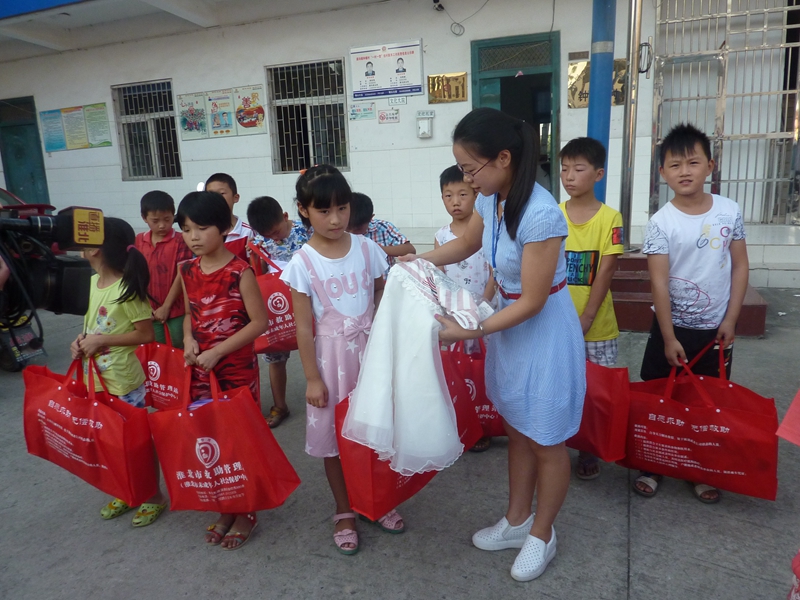 淮北市救助站爱心开学礼物送给贫困儿童
