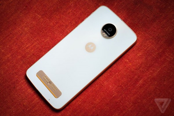 Moto Z Play续航力爆裂!老外说可用50钟头