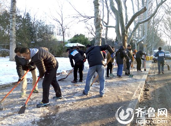 远邦义工队扫雪铲冰、为环卫工送爱心水饺