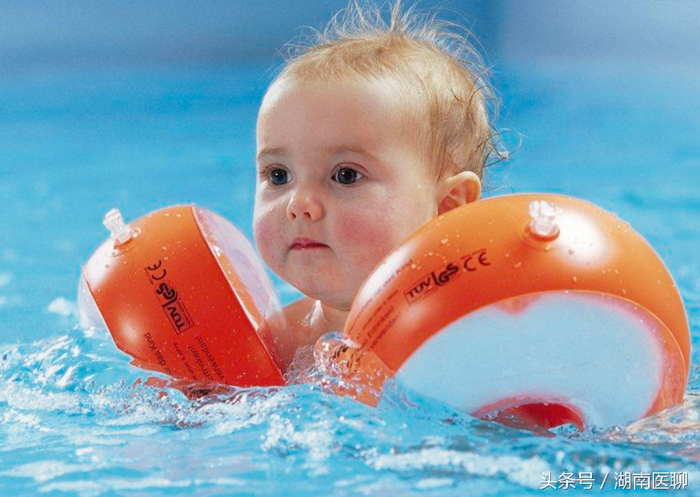 宝宝游泳后浑身红斑小疙瘩！不是水质问题，竟是泳衣惹的祸！