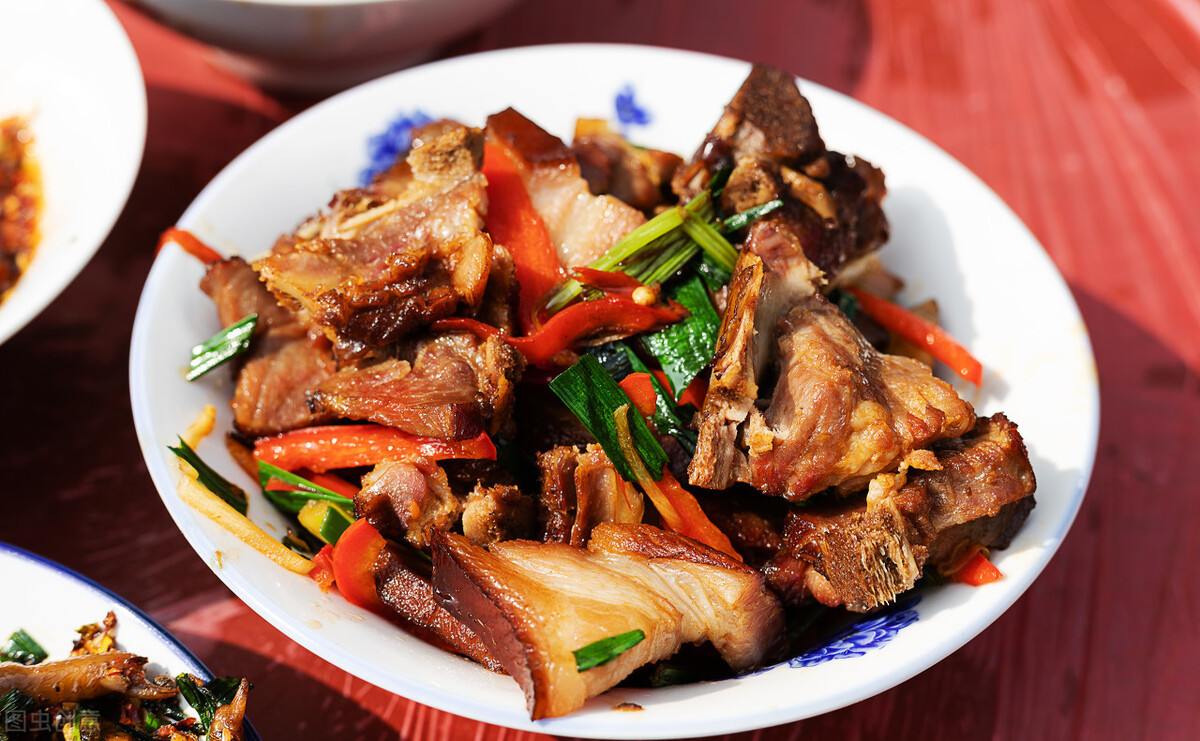 炒腊肉前，只会泡水是不行的，多做一步，腊肉香嫩不肥腻，还不柴