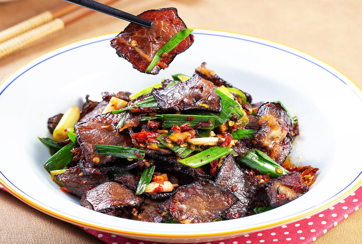 炒腊肉前，只会泡水是不行的，多做一步，腊肉香嫩不肥腻，还不柴