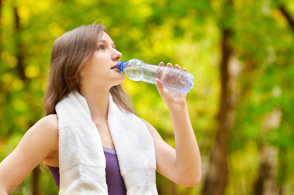 日常哪些喝水的方式，容易“损害”肾脏？早知道早改正