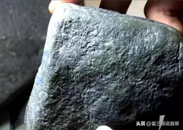 赌石实战：6万拿下老蜂窝皮翡翠原石，剥出漂亮蓝晴料插图