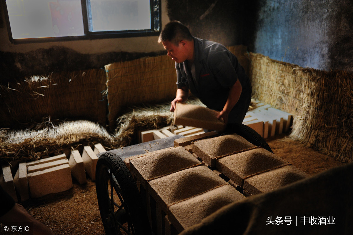 白酒是怎么酿造出来的?从酒曲,蒸馏,勾兑等方面说清酿酒工艺