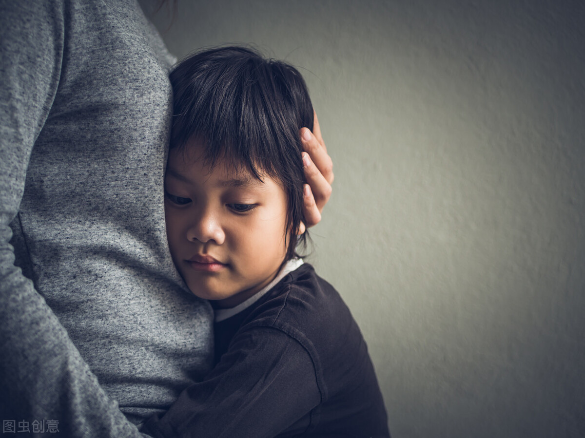孩子在痛苦，你在大聲發(fā)火嘆氣給她聽~請家長學會處理孩子的情緒