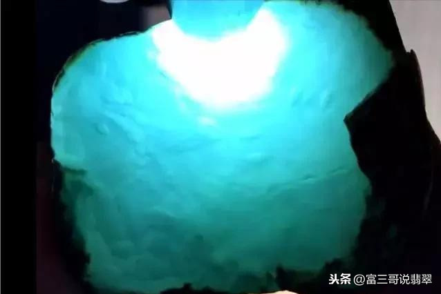 赌石实战：6万拿下老蜂窝皮翡翠原石，剥出漂亮蓝晴料插图14