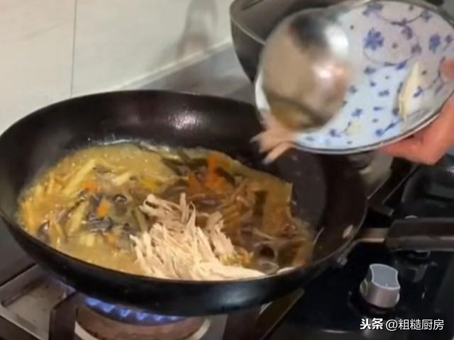 Guan Xiaotong is basked in satisfy a craving for delicious food fresh hot boiling water, the way is very simple, acid is hot delicious not get fat, summer is drunk appropriate