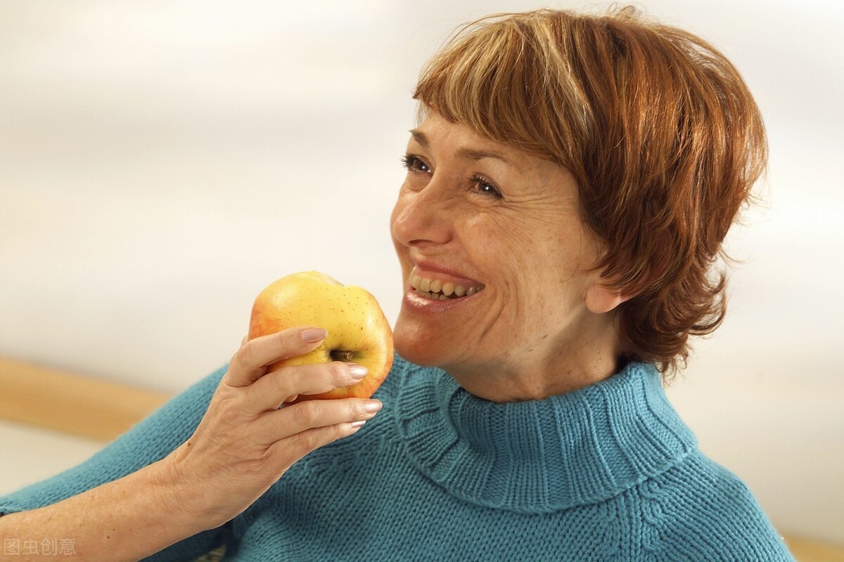 老年人这样吃水果，补充4大营养，促进肠道吸收，身心更健康