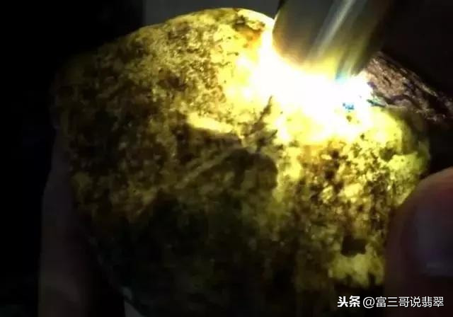 赌石实战：6万拿下老蜂窝皮翡翠原石，剥出漂亮蓝晴料插图6