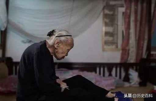 百岁老人因自己三寸金莲，嫁了大户人家，89年来只给丈夫露脚！