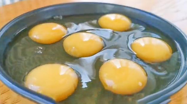 5个鸡蛋，一碗面粉，教你电饭锅做蛋糕，松软不回缩，做法超简单