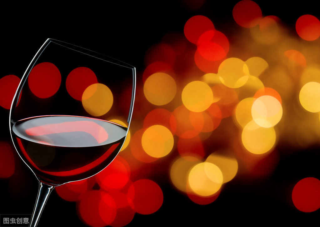 干红葡萄酒中的“干红”二字是什么意思？