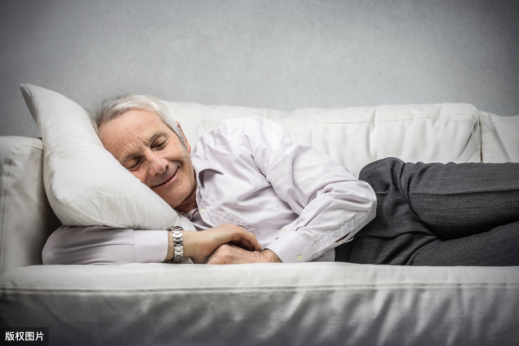 睡姿能决定寿命长短？这2种“睡姿”对老人无益，很多人都不知道