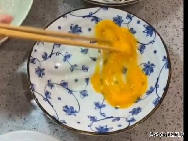 Guan Xiaotong is basked in satisfy a craving for delicious food fresh hot boiling water, the way is very simple, acid is hot delicious not get fat, summer is drunk appropriate