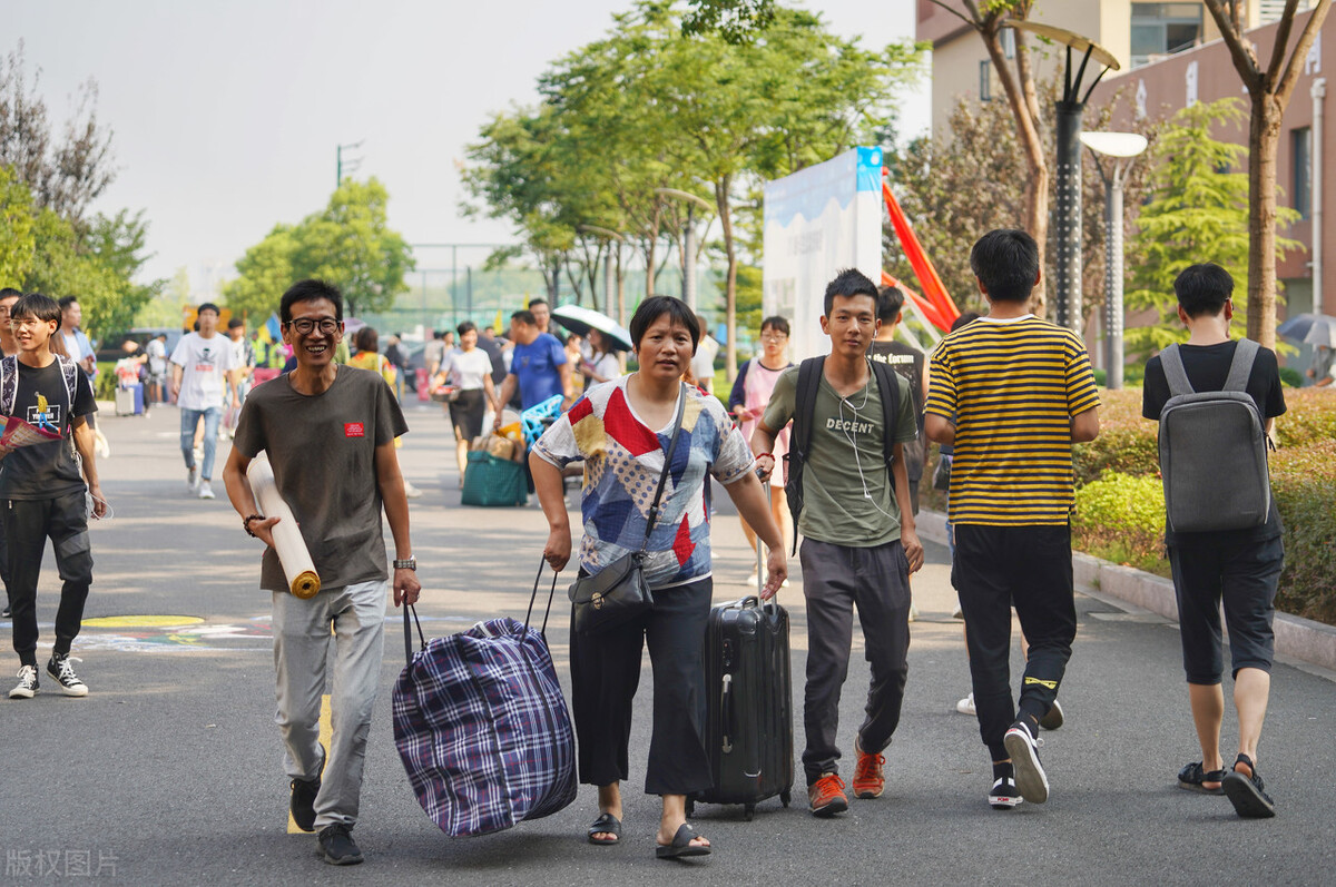 大一新生开学报到，是自己带被子还是买学校被子？学长告诉你答案