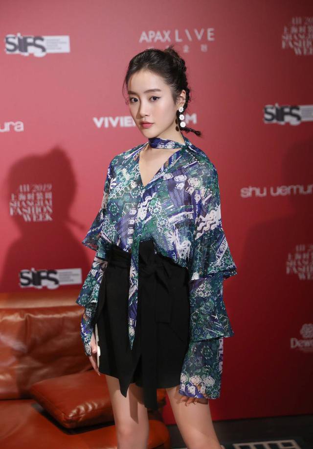 王梓薇俏皮少女耳環(huán)時(shí)尚百搭，日常休閑風(fēng)學(xué)生氣息十足，非常減齡