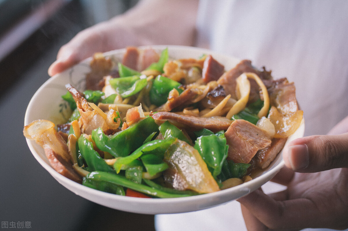 炒腊肉前，只会泡水是不行的，多做一步，腊肉香嫩不肥腻，还不柴