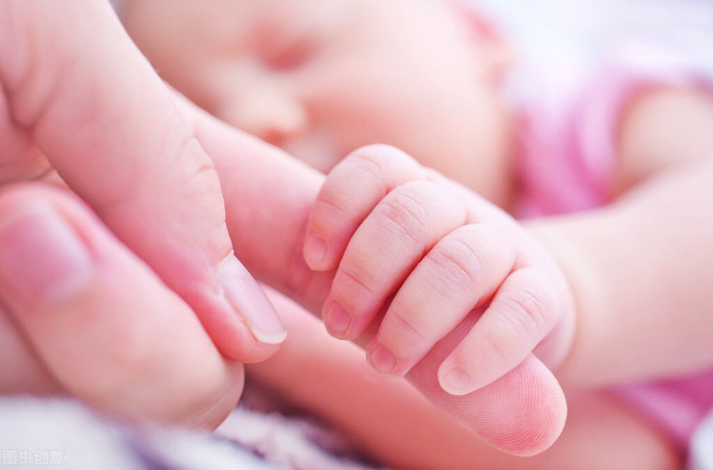 新生儿每日食量标准  新生儿应该吃多少？