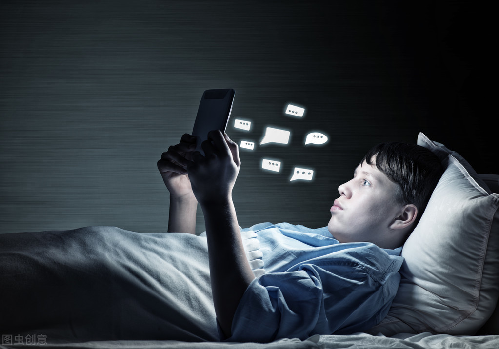 14岁男孩熬夜玩手机难自控，了解青春期孩子两大特性，及时止损