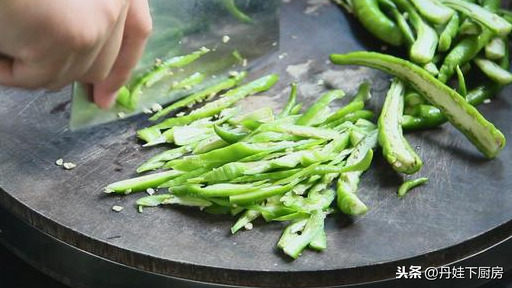 怎么做出色香味俱全的青椒肉丝，先炒青椒还是先炒肉，看完就明了