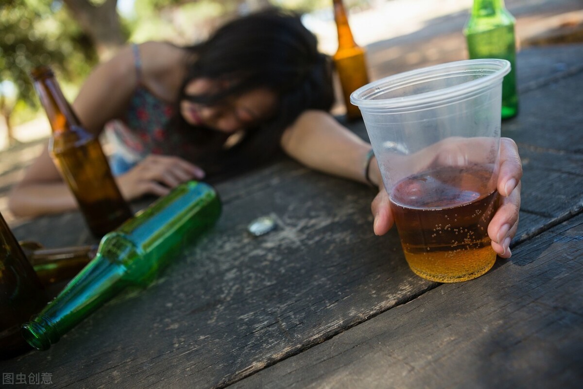 喝醉酒的美女图片