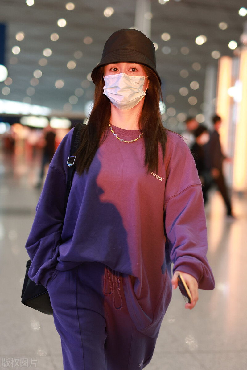 刘芸一身紫色运动装现身机场，虽戴帽子遮盖，却掩不住憔悴