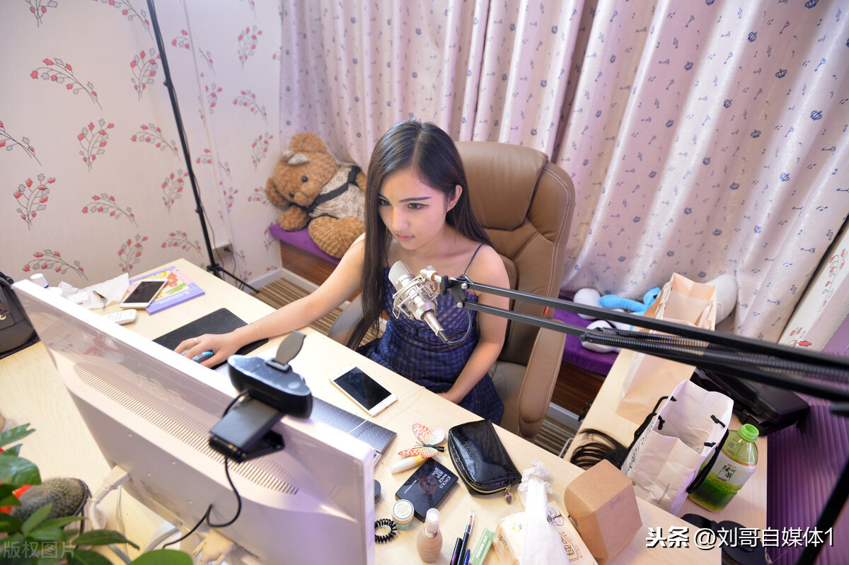 赶快醒醒吧！给女主播疯狂刷礼物，你们真的有钱吗？