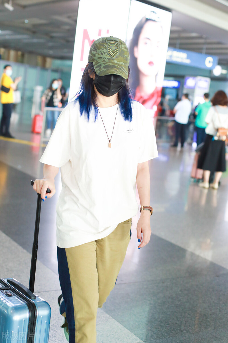 赵薇现身机场，穿白T搭卡其色裤子，头戴绿色帽子如此低调