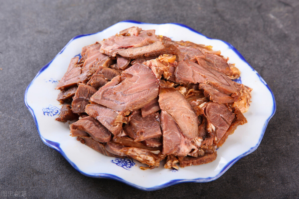 做酱牛肉要不要先焯水？卤肉店师傅教我正确方法，酱香浓郁又入味