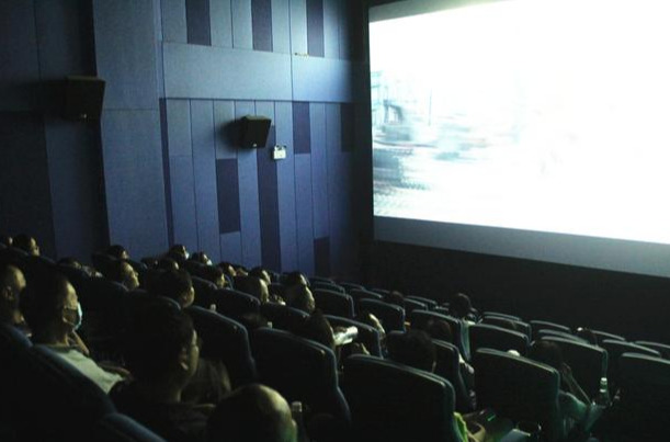 党员活动日　崇州二医院组织观看爱国电影《八佰》