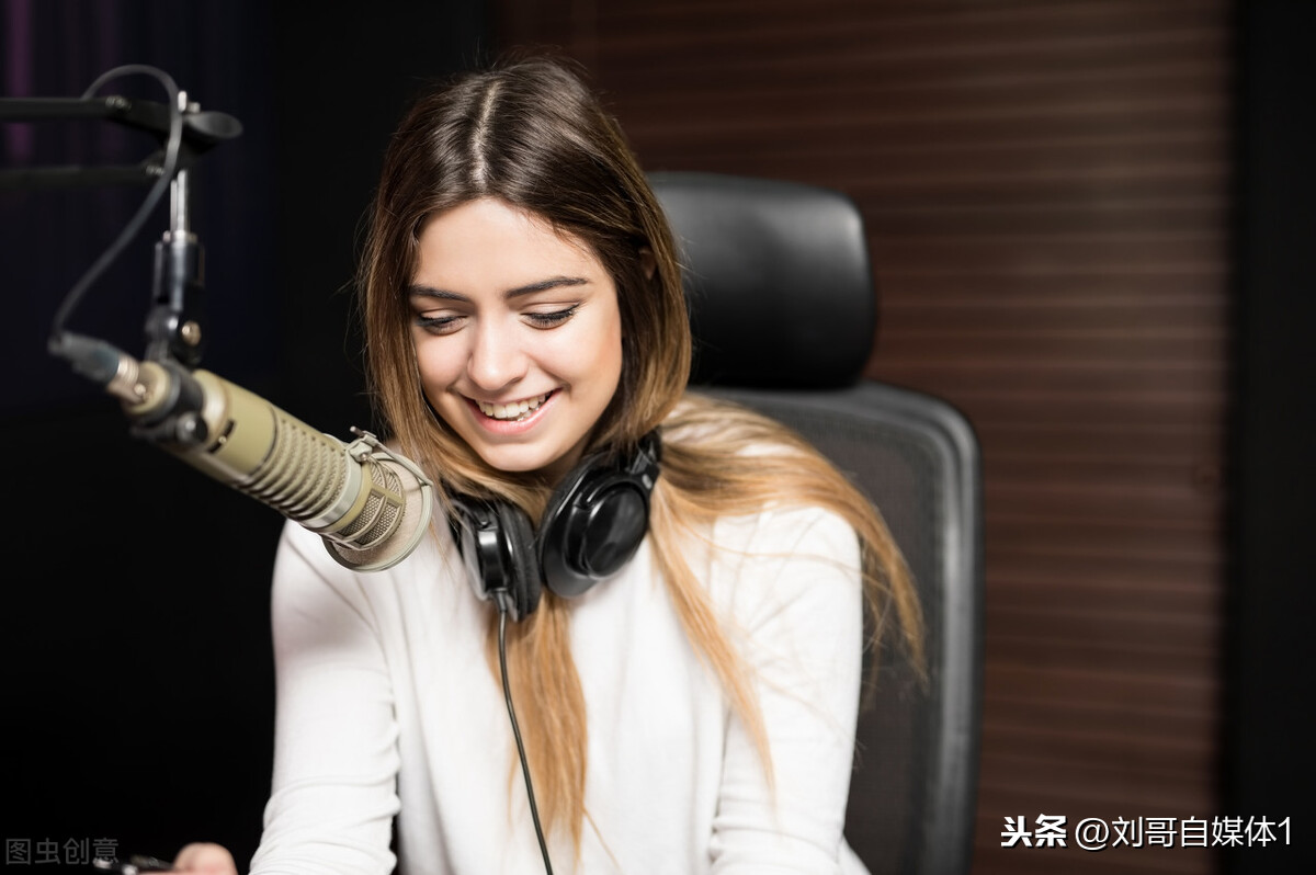 赶快醒醒吧！给女主播疯狂刷礼物，你们真的有钱吗？