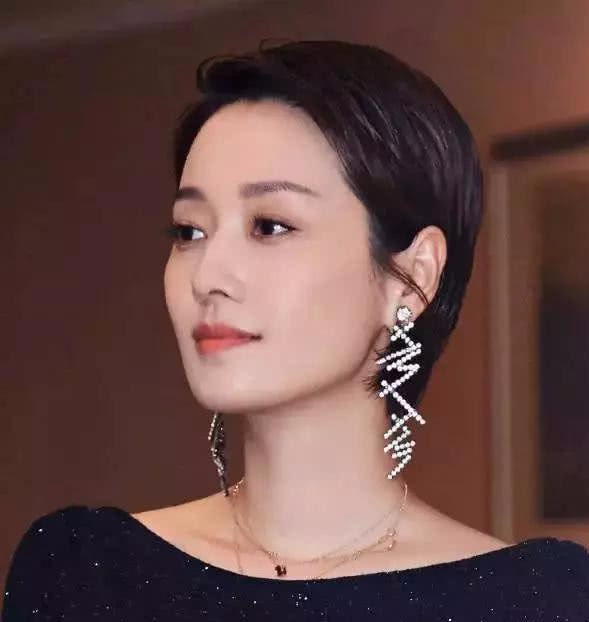 这部剧集结了两位离婚女星，开机现场离婚后的她们反而越来越美了