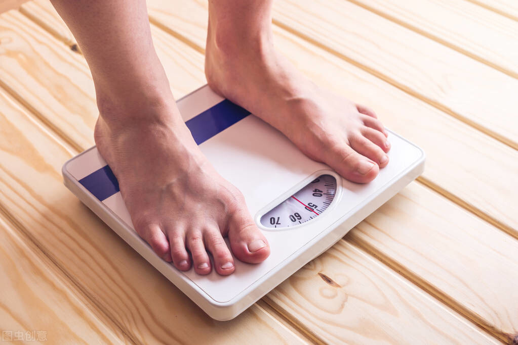 減肥不要只關注體重！當身體出現這5個跡象，說明你真的瘦了