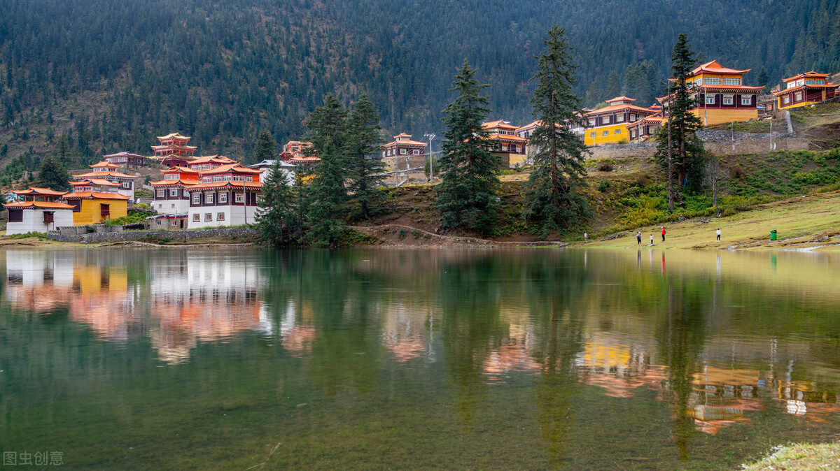 The Cuoka Lake in western Sichuan has lake water comparable to Jiuzhai, which is psychedelic like a fairyland