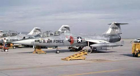 我空军歼-6战机击落美军F-104C，生俘美机飞行员