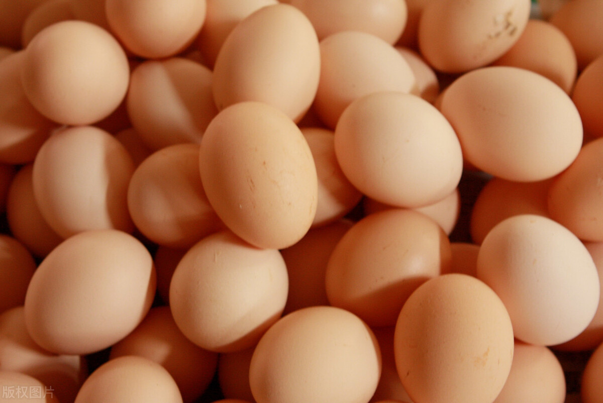 水煮鸡蛋，牢记3个技巧，鸡蛋香嫩营养还高，蛋壳一剥就掉