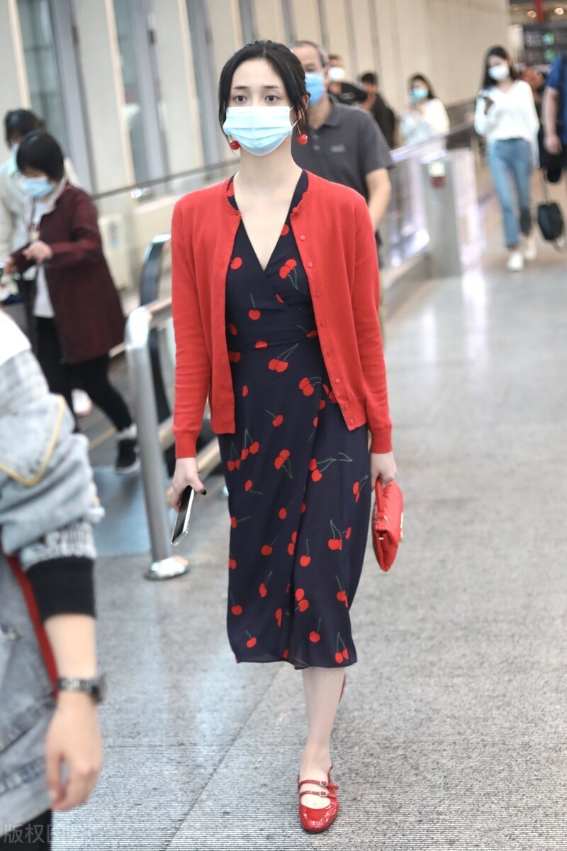 周洁琼一袭红衣现身机场，优雅身姿魅力满满