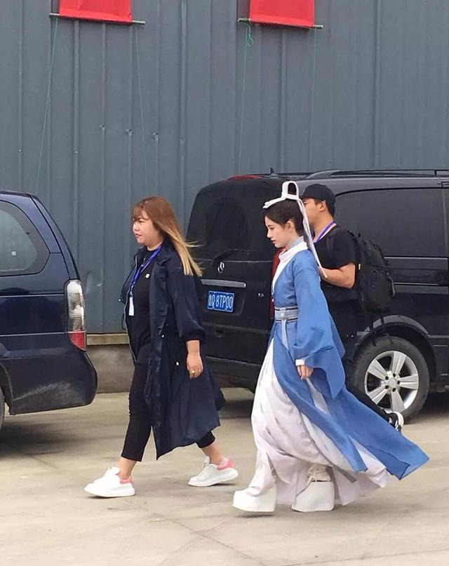 明星增高照:鞠婧祎、王子文、罗云熙、杨蓉脚踩20厘米高跟