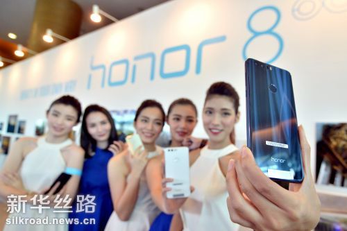 华为智能手机上荣耀8抢在iPhone7前在新加坡开售