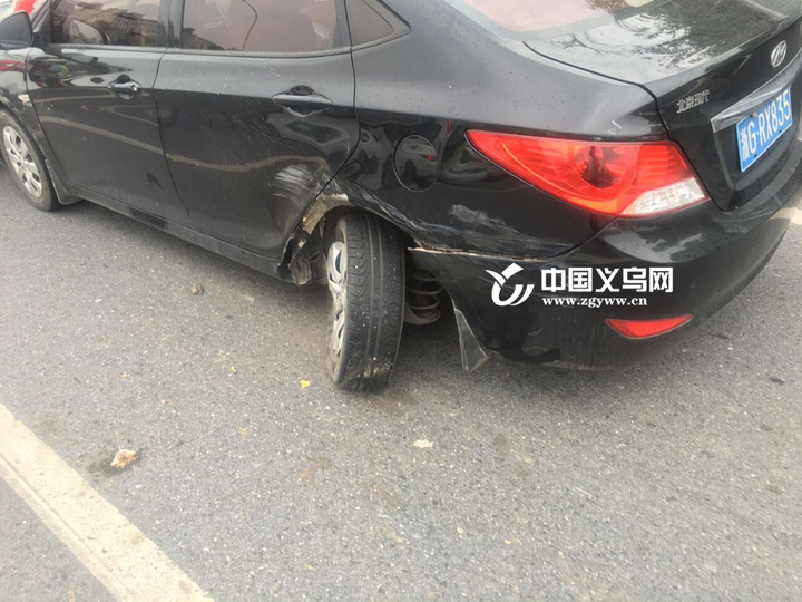 义乌大伯驾车追尾 引发六车相撞 车损近10万元