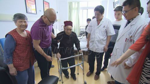 挑战手术“雷区” 109岁高龄老人重新站起来了