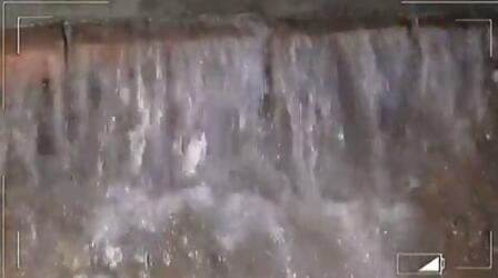 济南一小区水阀破裂 现场水流成河像瀑布