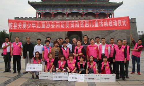 乾县关爱少年儿童协会到姜村、阳峪镇回访资助8名贫困学生