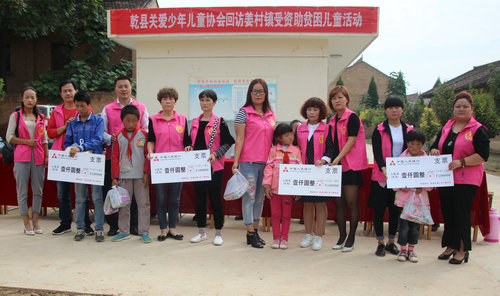 乾县关爱少年儿童协会到姜村、阳峪镇回访资助8名贫困学生