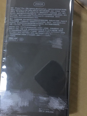 亮黑iPhone 7包裝竟遭有所差异