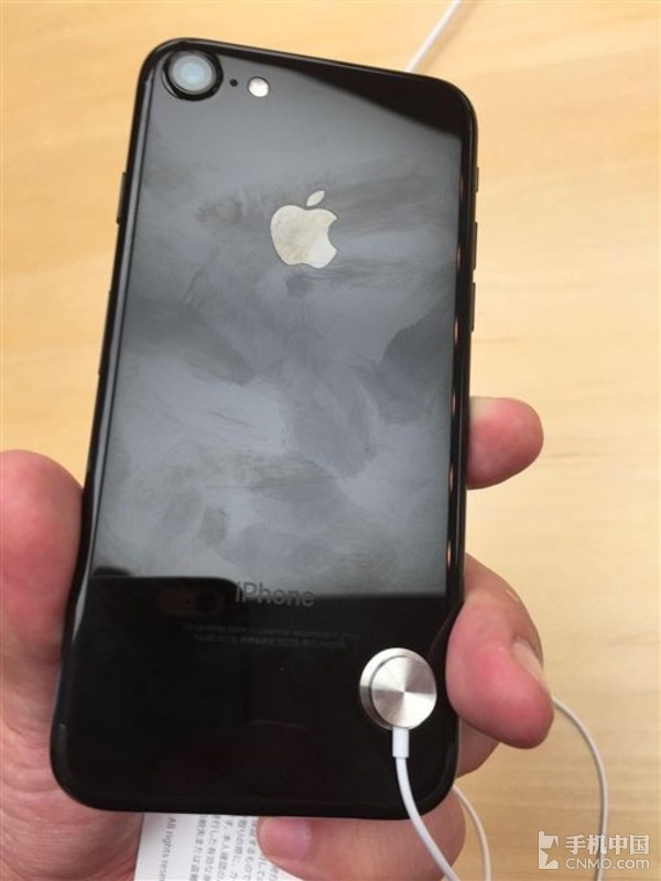 亮黑iPhone 7一机难寻 果粉抢得却后悔莫及